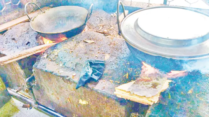 ঢাবির হলে লাকড়ি দিয়ে রান্না, দাম বেড়েছে খাবারের