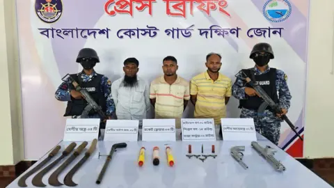 ভোলার বিচ্ছিন্ন দ্বীপে অস্ত্রসহ তিন ডাকাত আটক
