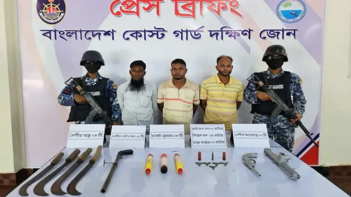 ভোলার বিচ্ছিন্ন দ্বীপে অস্ত্রসহ তিন ডাকাত আটক