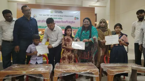 তানোরে ‘চলো পড়তে শিখি’ প্রতিযোগিতার পুরস্কার বিতরণ