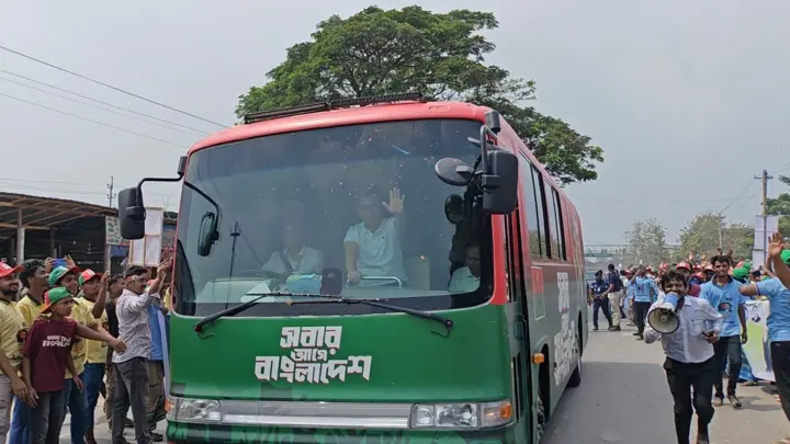 
কুমিল্লা অতিক্রম করে ফেনীর পথে প্রধানমন্ত্রী