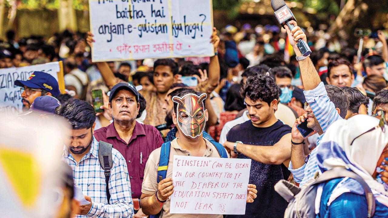 তেলাপোকা ও ফার্মের মুরগির আন্দোলন থেকে শিক্ষা