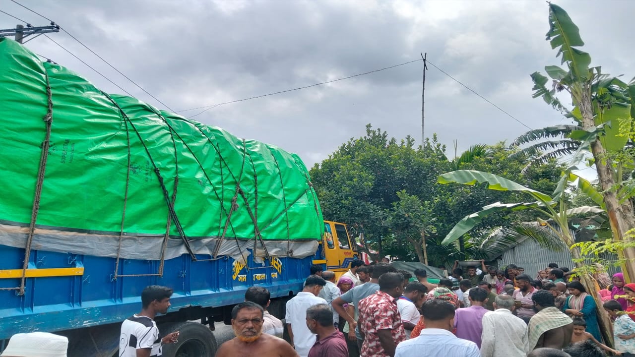 ত্রিশালে ট্রাকচাপায় দুইজনের মৃত্যু, আহত চারজন
