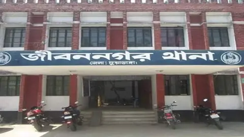 পাচারের সময় ৫১২ বস্তা সার জব্দ, ব্যবসায়ী আটক
