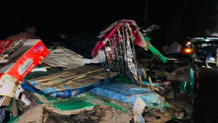 সাতকানিয়ায় বাসের ধাক্কায় অটোরিকশার ২ যাত্রী নিহত