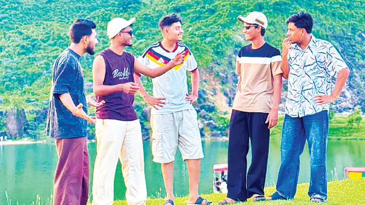 দল ভেঙেছে, থামেনি গল্প