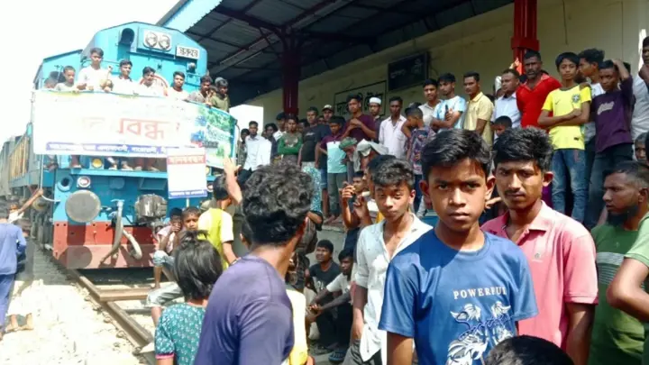 
নীলফামারীর দারোয়ানী রেলস্টেশন চালুর দাবিতে অবরোধ কর্মসূচি
