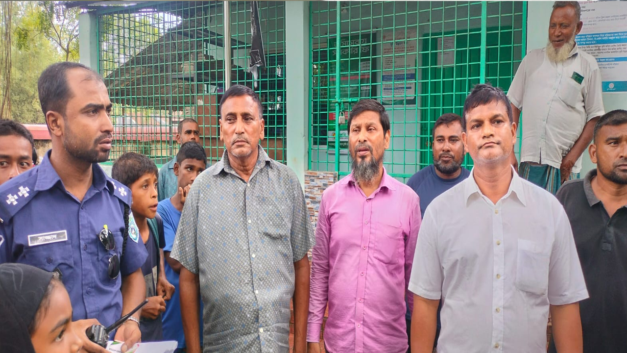 দিনাজপুরে ভূমি অফিসে ঘুষ নেওয়ার অভিযোগে তহশিলদারসহ আটক ৩
