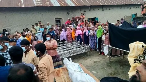 আশুলিয়ায় এক পরিবারের তিনজনের লাশ উদ্ধার
