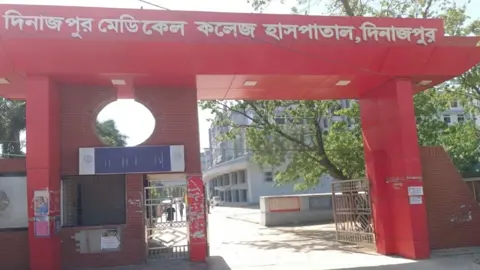 দিনাজপুর মেডিকেল কলেজ হাসপাতালে ইন্টার্ন চিকিৎসকদের কর্মবিরতি