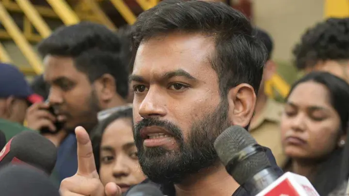 ‘পতাকা ওড়াও’ কর্মসূচির প্রস্তুতিকালে ককরোচ প্রধান আটক