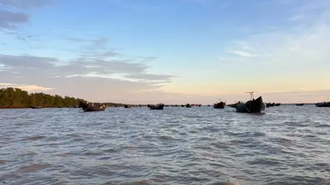 বনবিভাগের নিষেধাজ্ঞা অমান্য করে দুবলার চরে ১২০০ ট্রলার, প্রশ্ন তদারকি নিয়ে
