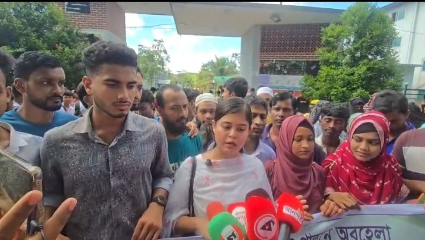 দুমকির ইউএনওর অপসারণের দাবিতে মানববন্ধন