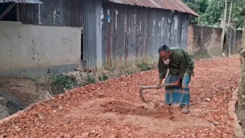 দুর্গাপুরে রাস্তা নির্মাণে নিম্নমানের খোয়া