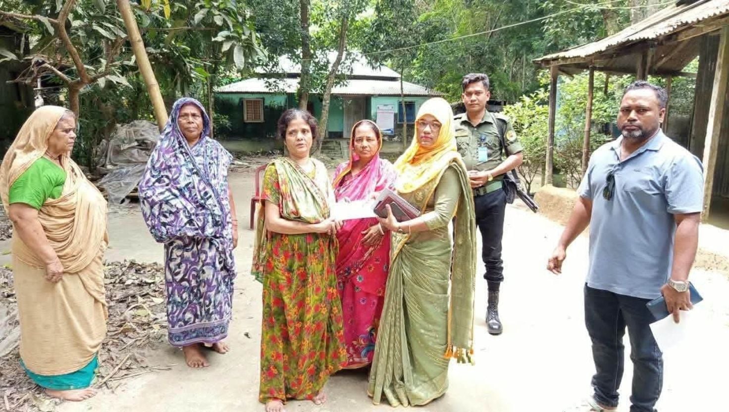 মানিকগঞ্জে নিরীহ যমুনা রানীর পাশে দাঁড়ালেন খাদ্যমন্ত্রী 