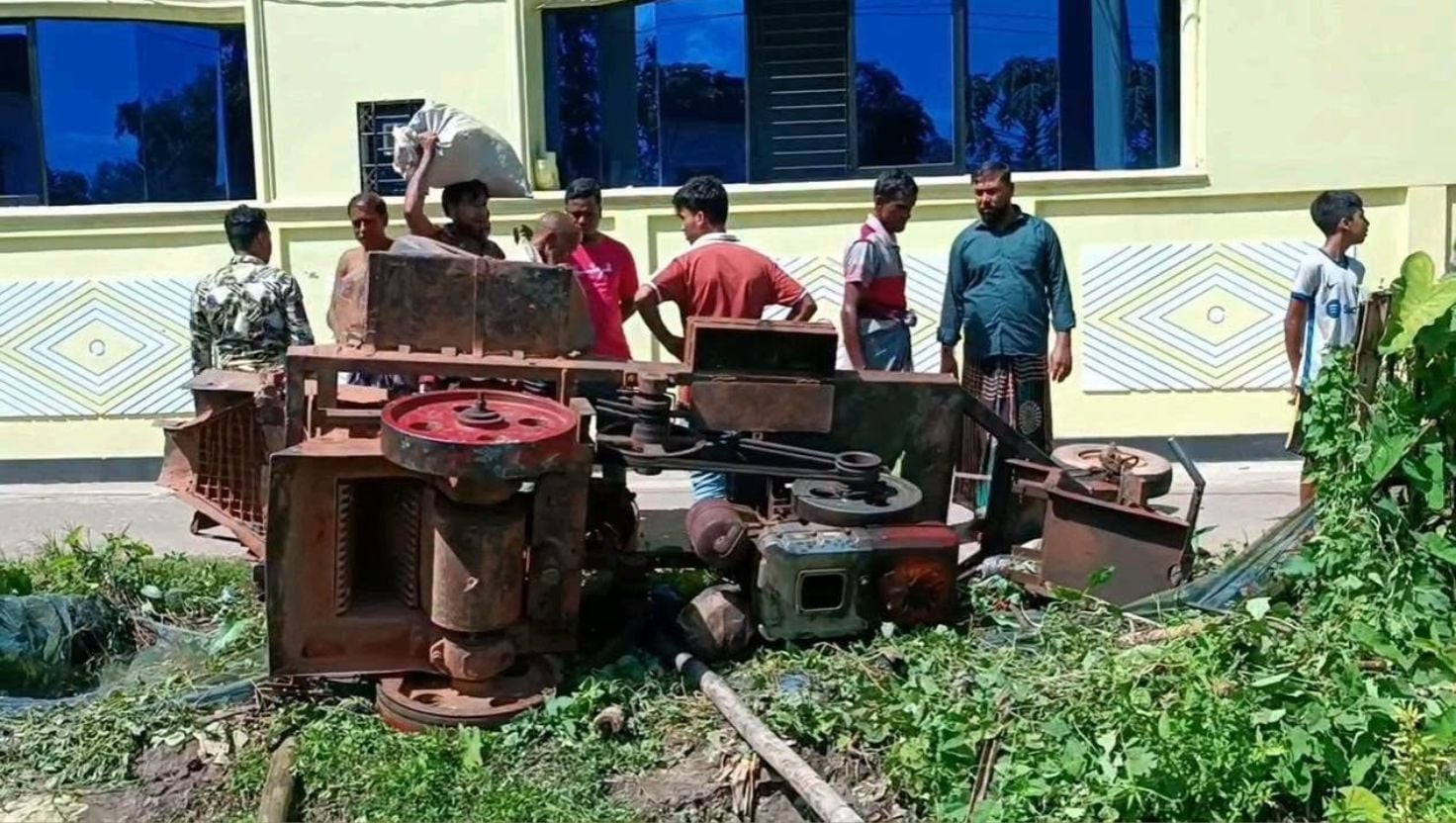 কুলাউড়ায় ইট ভাঙার গাড়ি উল্টে ১ শ্রমিক নিহত,  আহত ৩