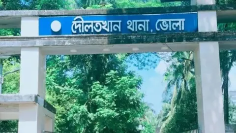 যৌতুকের দাবিতে স্ত্রীকে এসিড নিক্ষেপ
