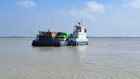 দৌলতদিয়া-পাটুরিয়া নৌরুটে যাত্রীদের দুর্ভোগ চরমে
