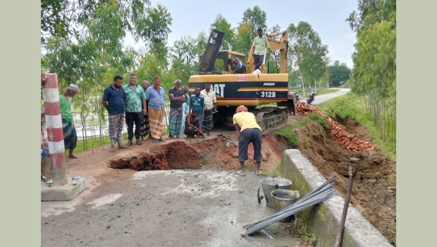 
তারাগঞ্জে ধসে যাওয়া সড়ক এলাকাবাসীর চাঁদা তুলে সংস্কার