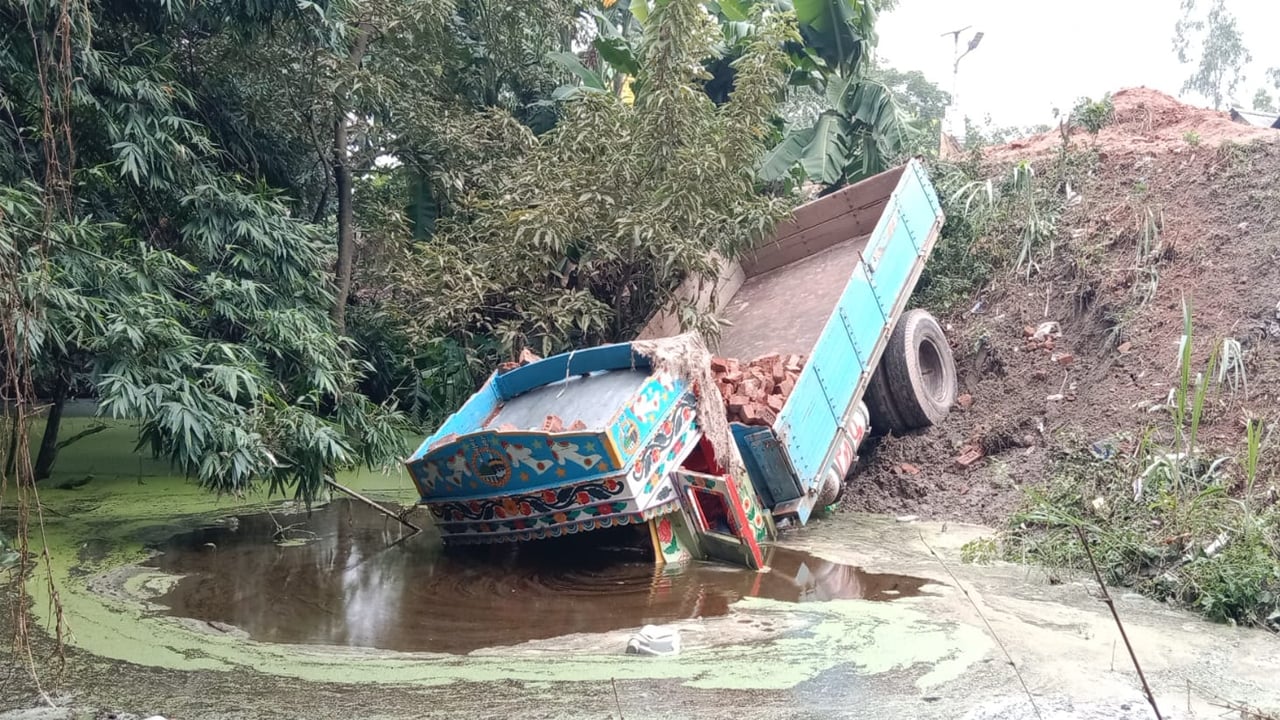 শিশুকে বাঁচাতে গিয়ে ট্রাকচাপায় পশু চিকিৎসক নিহত

