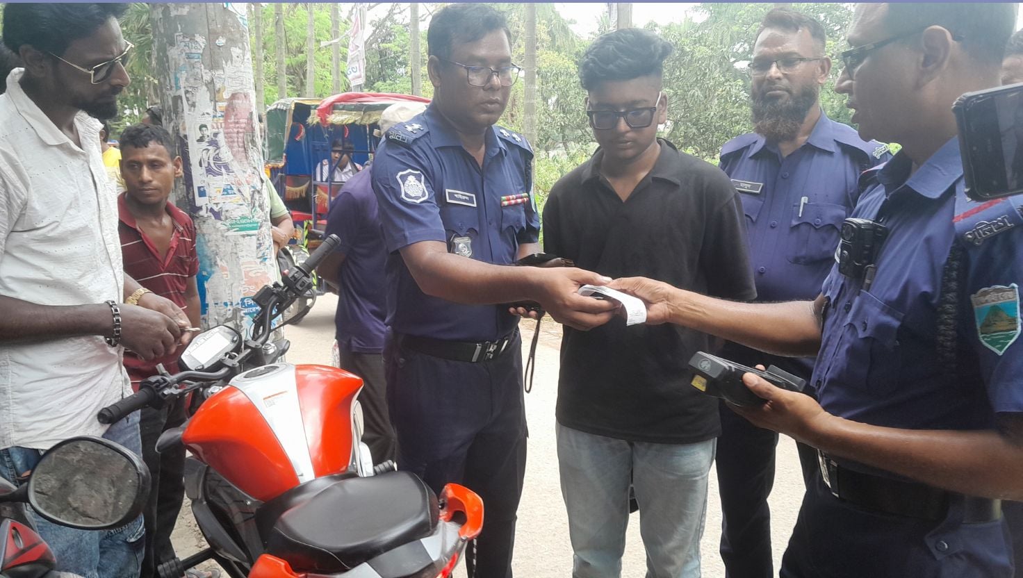 বিকট শব্দে মোটরসাইকেল চালনার কারণে বখাটে কিশোর আটক ও জরিমানা