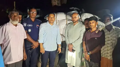 পাচারের সময় ১২০ বস্তা সার আটক করলেন স্থানীয়রা
