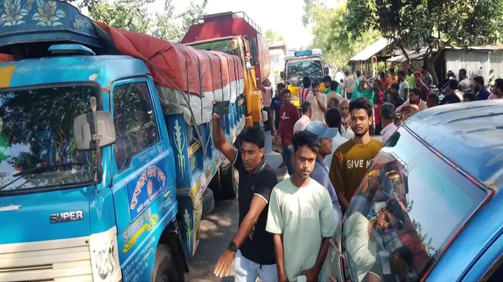 সার ডিলার নিয়োগে দুর্নীতির প্রতিবাদে মানববন্ধন ও অবরোধ