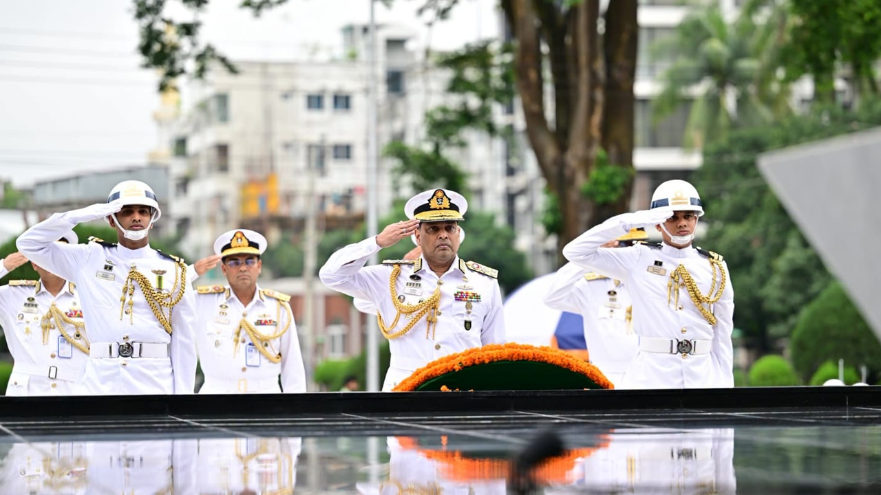 শিখা অনির্বাণে নবনিযুক্ত নৌবাহিনী প্রধানের শ্রদ্ধা নিবেদন