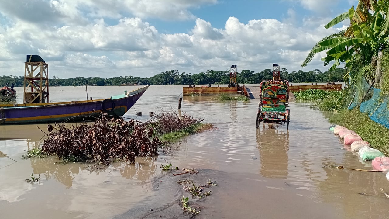 নলছিটিতে ফেরিঘাট তলিয়ে যাওয়ায় যানবাহন চলাচলে দুর্ভোগ

