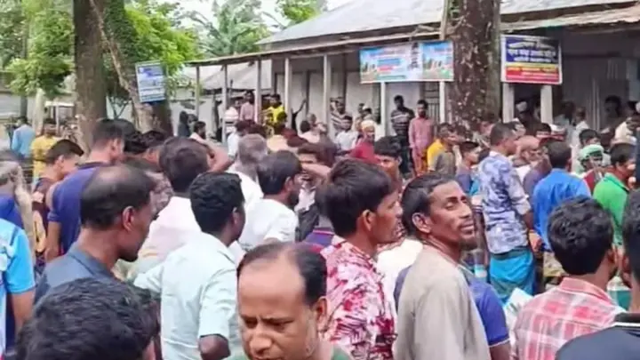 নাগেশ্বরীতে সার না পেয়ে কৃষকদের ফের সড়ক অবরোধ