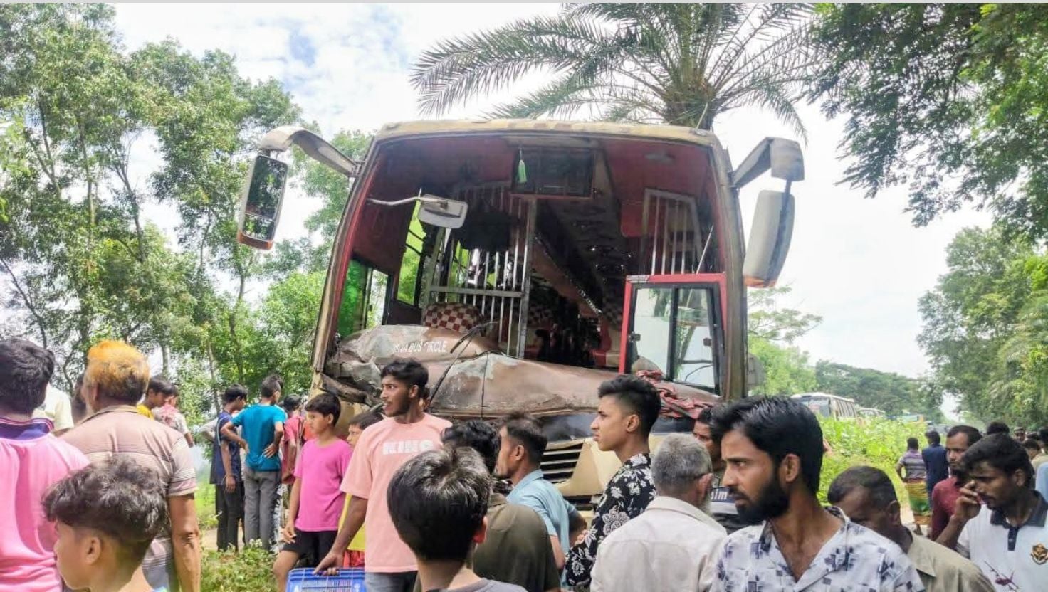 গরুবাহী ভুটভুটি-বাসের মুখোমুখি সংঘর্ষে নিহত ৩, আহত ৪