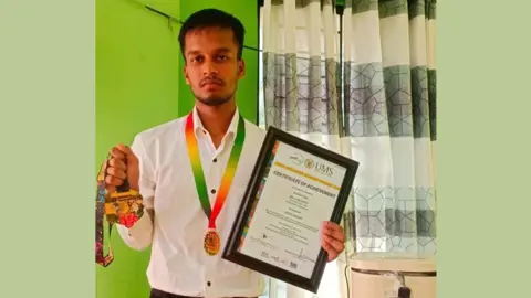 নাটোরের তরুণ আব্দুল্লাহর আন্তর্জাতিক স্বর্ণপদক অর্জন