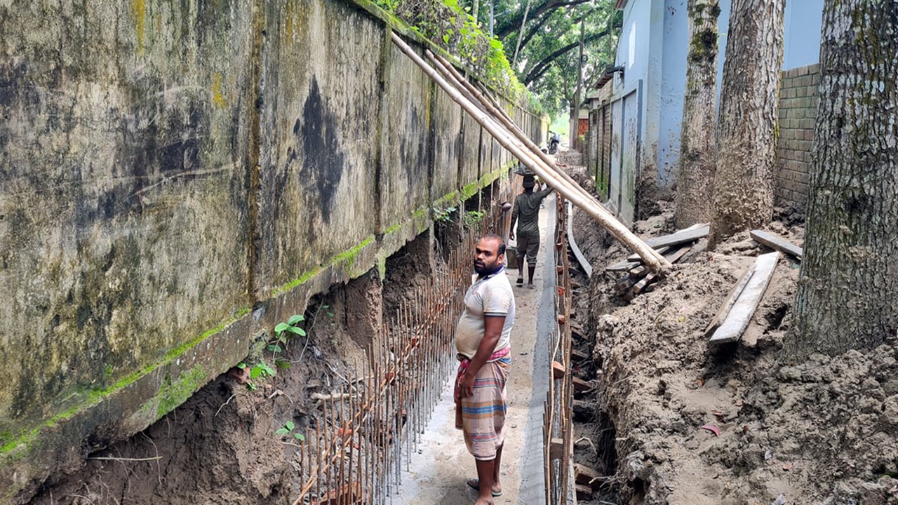 গুরুদাসপুর পৌরসভার আরসিসি ড্রেন নির্মাণে অনিয়ম, অবরুদ্ধ শতাধিক পরিবার