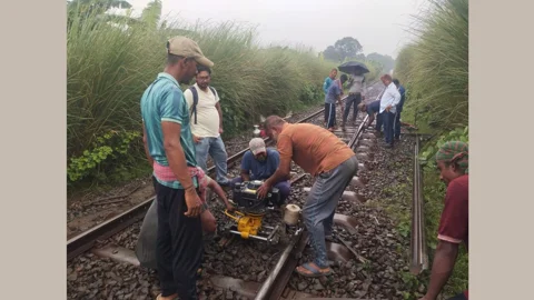 বাগাতিপাড়ায় মেরামত কাজ শেষে রেল যোগাযোগ স্বাভাবিক