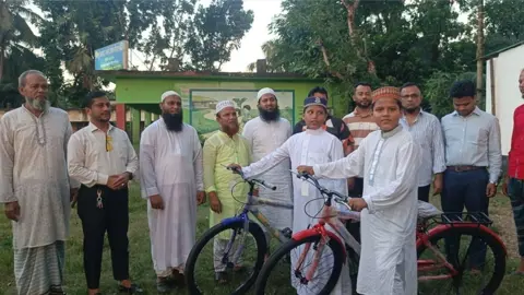 রামগঞ্জে ৬০ দিন জামাতে নামাজ পড়ে সাইকেল পেল বিজয়ীরা 