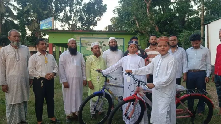 রামগঞ্জে ৬০ দিন জামাতে নামাজ পড়ে সাইকেল পেল বিজয়ীরা 