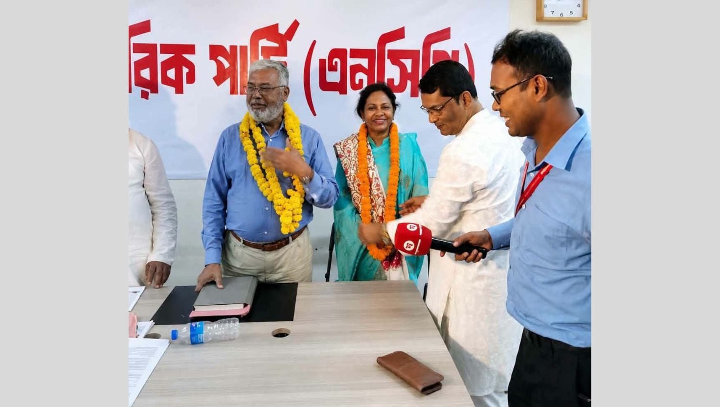 গণমাধ্যম কর্মীর সঙ্গে মহিলাদলের বহিষ্কৃত নেত্রীর অশালীন আচরণ