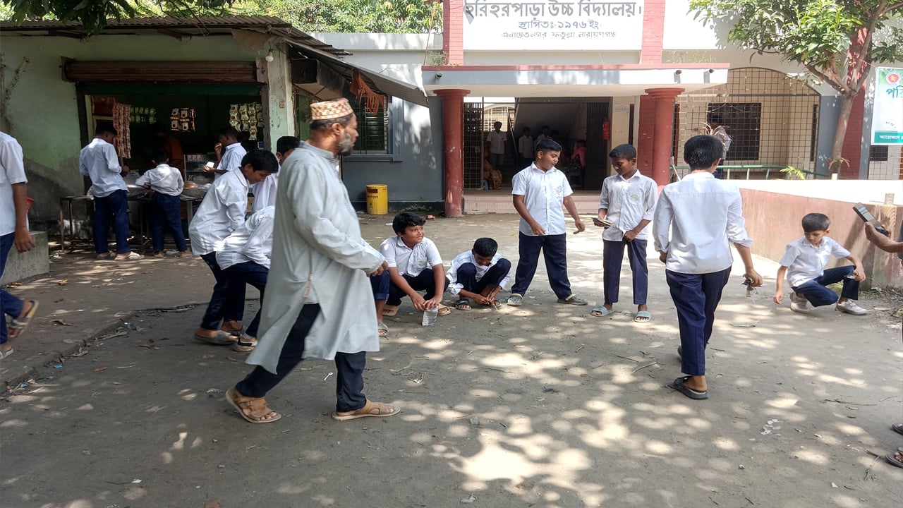 নারায়ণগঞ্জে ১৭৯ শিক্ষাপ্রতিষ্ঠানে পরিচ্ছন্নতা অভিযান

