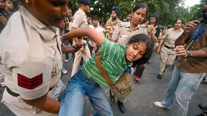 ভারতে নারী বিক্ষোভকারীদের হেনস্থা, আবারো নতুন কর্মসূচির ডাক ককরোচ পার্টির