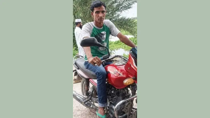 উজিরপুরে যুবদল কর্মী হত্যাকাণ্ড: দুই আসামির বাড়িতে আগুন দিয়েছে বিক্ষুব্ধ জনতা