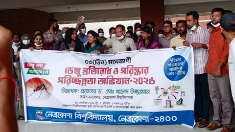 ঝাড়ু হাতে ক্যাম্পাস পরিষ্কারে নেবির উপাচার্য