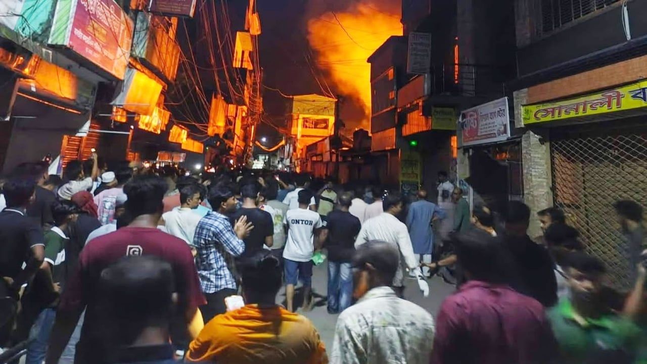 নেত্রকোনায় ভয়াবহ অগ্নিকাণ্ড, নিয়ন্ত্রণে কাজ করছে সাতটি ইউনিট
