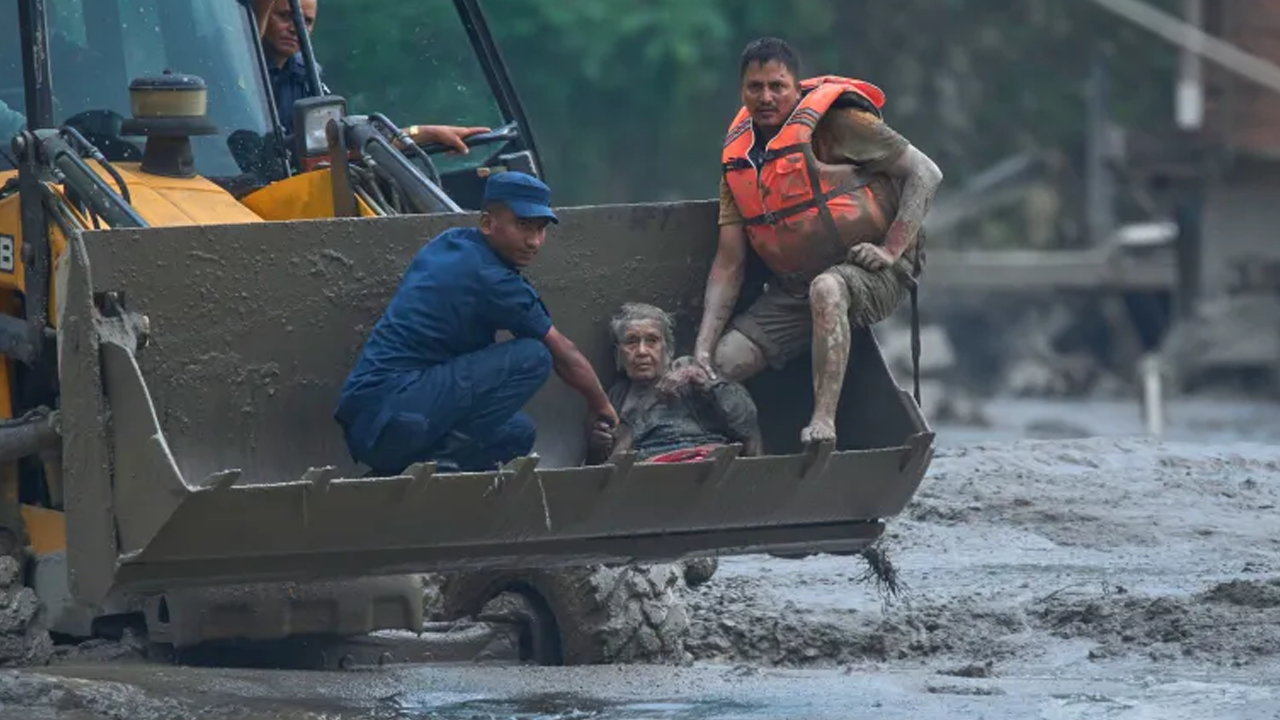 বন্যায় ভেসে আসা লাশ সংরক্ষণ ও শনাক্তে হিমশিম খাচ্ছে নেপাল