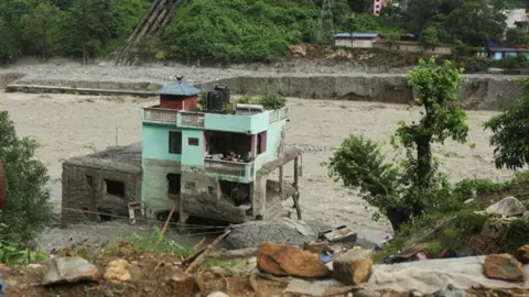 নেপালে বন্যায় টিকে থাকা সবুজ বাড়ি: অলৌকিক-ভাইরাল ও বন্যা-প্রতিরোধী!