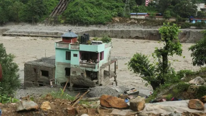 নেপালে বন্যায় টিকে থাকা সবুজ বাড়ি: অলৌকিক, ভাইরাল ও বন্যা-প্রতিরোধী!