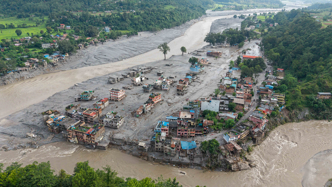 ১/৪ বন্যা-ভূমিধসে লণ্ডভণ্ড নুয়াকোট, কাদায় ঢেকে গেছে জনপদ।