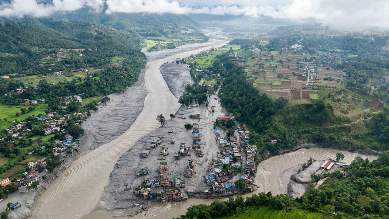 ১/৬ নেপালের আকস্মিক বন্যার ভয়াবহ ধ্বংসযজ্ঞ।