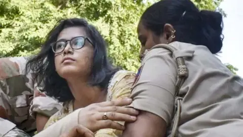 ‘পতাকা ওড়াও’ কর্মসূচিতে যাওয়ার পথে নেহা বোরা আটক