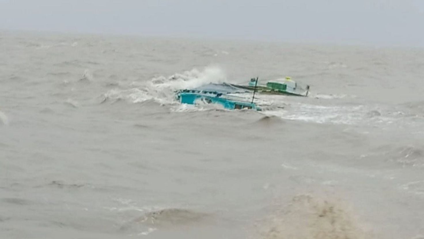 হাতিয়ায় লবণবোঝাই বলগেট ডুবে বৃদ্ধের মৃত্যু 