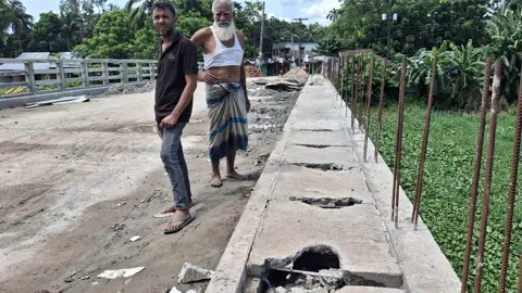 ৭ কোটি টাকার সেতু নির্মাণে রডের বদলে তার, দুই কর্মকর্তা সাসপেন্ড
